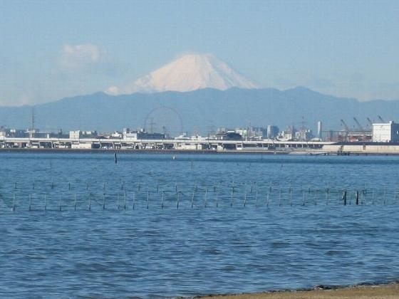 100kmあまり先の富士山