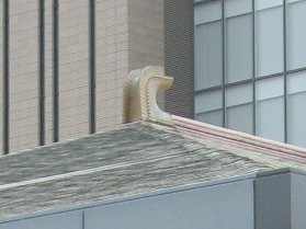 駅舎の屋根にある鴟尾(しび)
