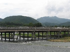 観光名所 嵐山の渡月橋と小倉山(おぐらやま)(左)