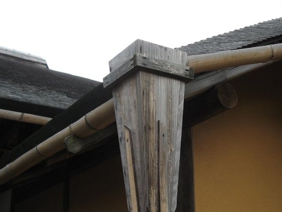 木と竹で造られた雨樋(あまどい)