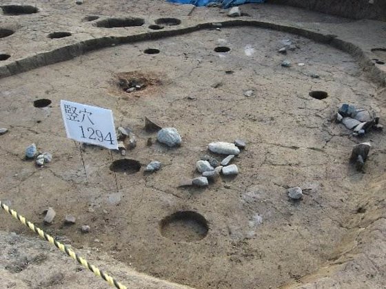 直径約4mの竪穴住居跡(小さな穴が柱穴)