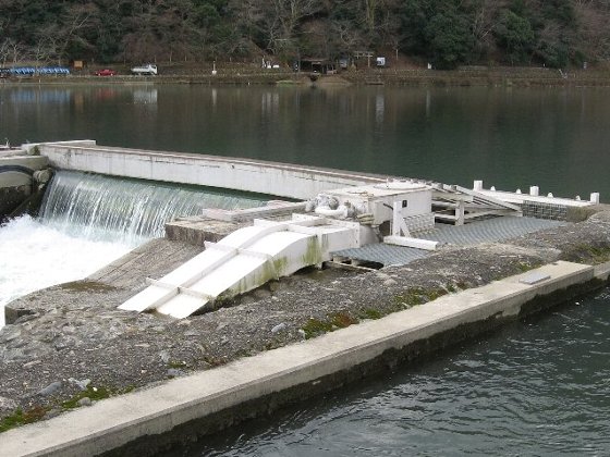 渡月橋のやや上流の堰に設置された小型の水力発電機